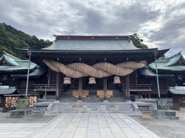 宮地嶽神社の本殿と巨大しめ縄